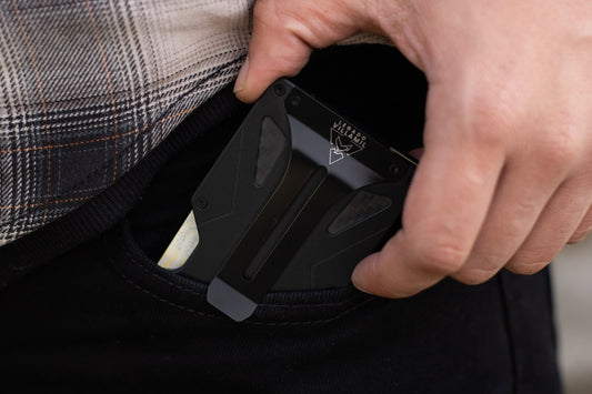 Billetera-imantada-celular-mano