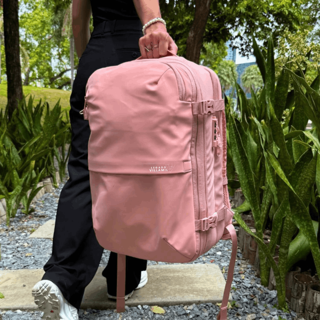 maleta-viaje-rosada-aire-mujer-paseo